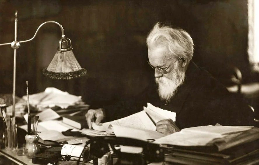 Вернадскому Владимиру Ивановичу посвящается