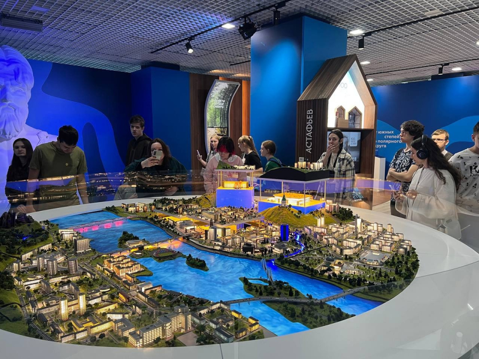 Участники экскурсии на выставке